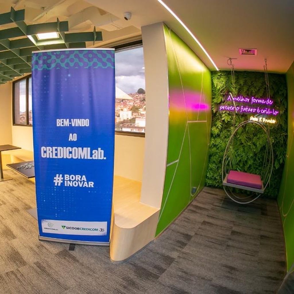 Entrada do espaço do CREDICOMLab com uma faixa de boas vindas.