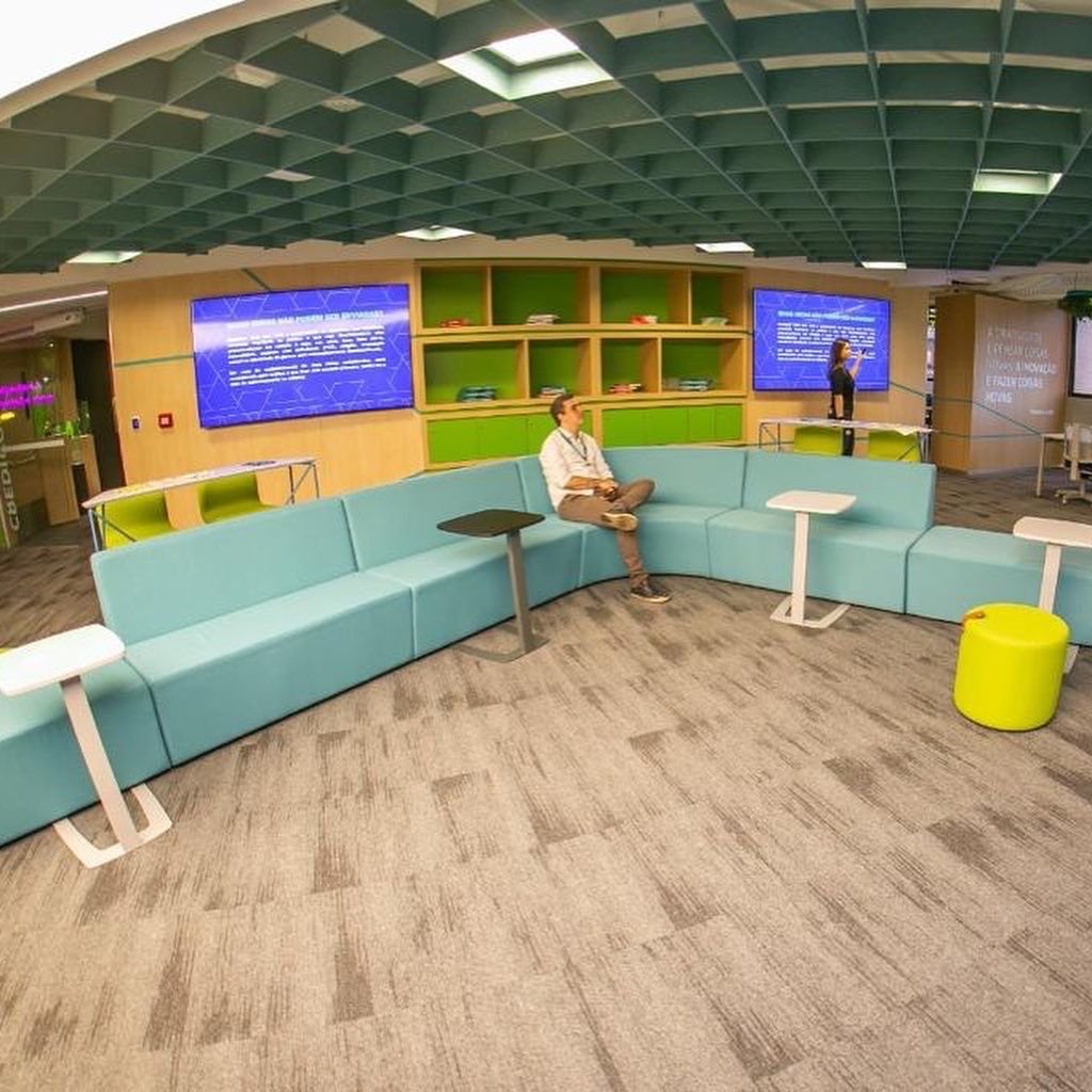 Um dos espaços do laboratório de inovação. Conta com sofás e televisões.