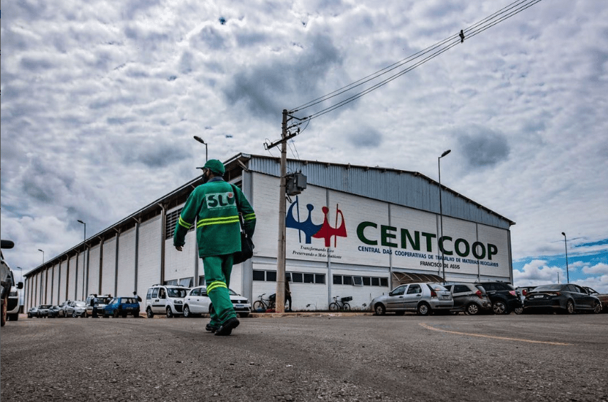 Galpão da Centcoop, central que reúne diversas cooperativas de reciclagem do DF